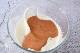 把拌匀的蛋黄糊倒回蛋白霜中，翻拌或上下拌匀