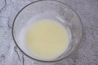 牛奶加入玉米油搅拌至乳化状