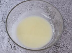 牛奶加入玉米油搅拌至乳化状