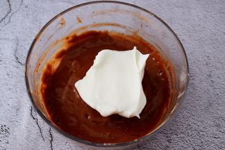 把三分之一的蛋白霜加入蛋黄糊中，翻拌或都上下拌匀