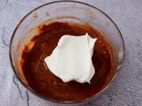 把三分之一的蛋白霜加入蛋黄糊中，翻拌或都上下拌匀