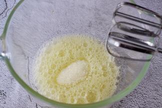 加入白糖，白糖分三次加入，打发至硬性发泡