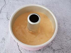 把拌匀的蛋糕糊倒入学厨6寸的中空模具中，端起模具的两端，指拇按住中空柱上空，轻轻震几下，震出大气泡