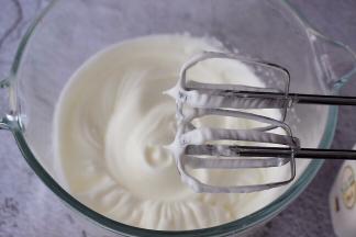 提起打蛋器有小尖角即可，称为蛋白霜