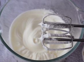 提起打蛋器有小尖角即可，称为蛋白霜