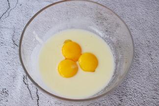 加入蛋黄，搅拌均匀