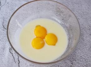 加入蛋黄，搅拌均匀