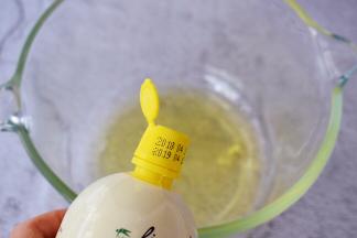 蛋清中加入柠檬汁，用电动打蛋器打至粗泡