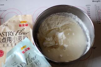 制作油皮，用高筋粉和低筋粉混合，放入猪油和温水揉匀即可（不需要出膜）