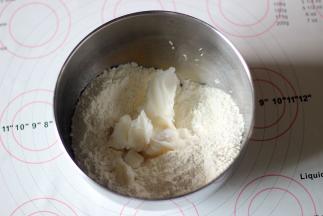 制作油酥：混合高筋粉和低筋粉，放入猪油揉匀即可