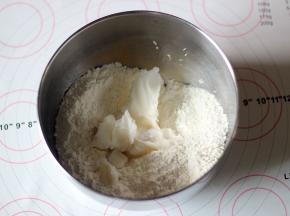 制作油酥：混合高筋粉和低筋粉，放入猪油揉匀即可