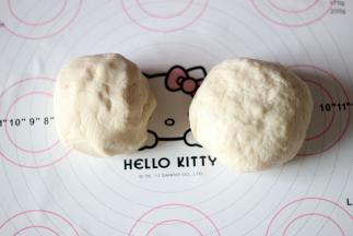 将油皮和油酥盖保鲜膜，室温静置2个半小时