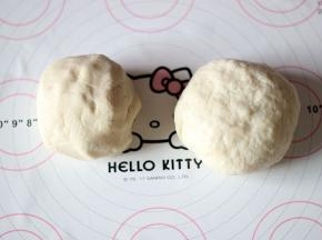 将油皮和油酥盖保鲜膜，室温静置2个半小时