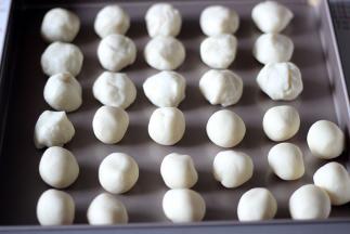 将油皮和油酥各分成16个块