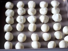 将油皮和油酥各分成16个块