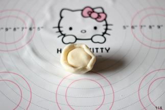 取一块油皮包入油酥