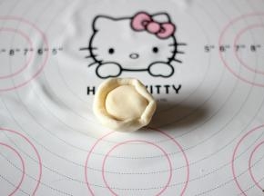 取一块油皮包入油酥