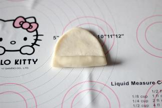 自下往上卷起，盖保鲜膜室温松弛30分钟