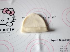 自下往上卷起，盖保鲜膜室温松弛30分钟