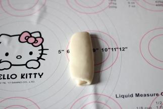 取出面团，再次按扁