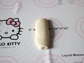 取出面团，再次按扁