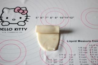 擀成牛舌状，然后再次卷起，盖保鲜膜室温松弛30分钟