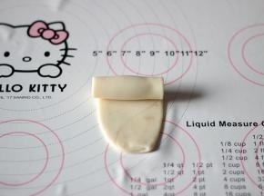 擀成牛舌状，然后再次卷起，盖保鲜膜室温松弛30分钟