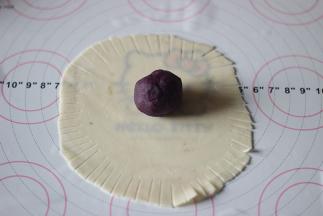 面皮四周用工具切出不规则的条状，放入馅料