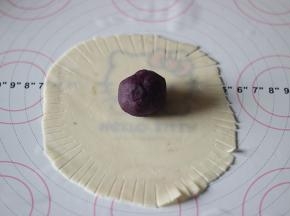 面皮四周用工具切出不规则的条状，放入馅料