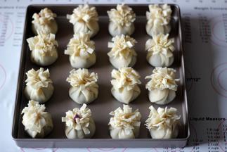 用虎口往上挤面皮，然后捏紧，放入烤盘