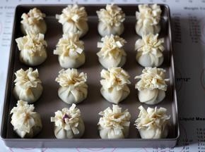 用虎口往上挤面皮，然后捏紧，放入烤盘