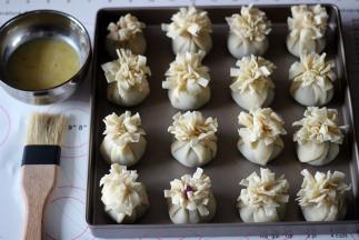 顶部刷一层薄薄的蛋液