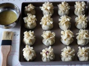 顶部刷一层薄薄的蛋液