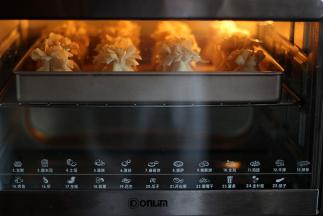 烤箱上下火预热，175度烘焙25分钟