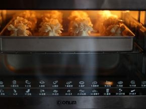 烤箱上下火预热，175度烘焙25分钟