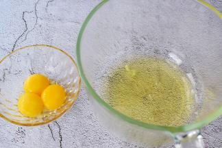 先把蛋黄和蛋清分离在两个无水无油的盆中