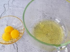 先把蛋黄和蛋清分离在两个无水无油的盆中