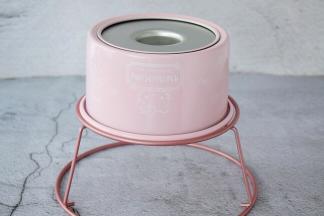 烤好马上取出震一下，然后倒扣晾凉再脱模