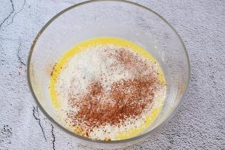 再把低筋面粉和可可粉混合后筛入，分两次筛入，每次筛入都要拌匀才能再筛入下一次