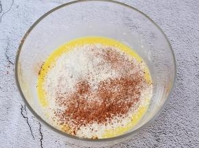 再把低筋面粉和可可粉混合后筛入，分两次筛入，每次筛入都要拌匀才能再筛入下一次