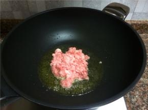 放入肉末快速翻炒至变色断生。