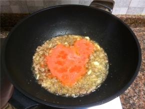 倒入番茄汁煮开。