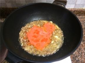 倒入番茄汁煮开。