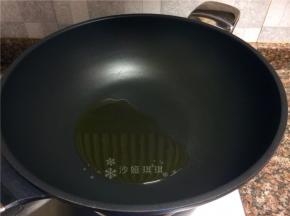 热锅倒油烧至八成热。