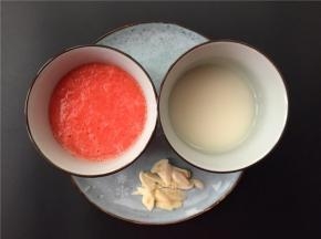 将大蒜切片，番茄打成汁，取碗加入适量淀粉和清水拌匀。