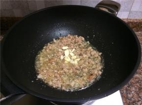 放入大蒜翻炒5秒。