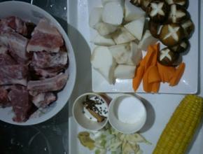 准备食材，将猪骨洗净，山药胡萝卜玉米洗净切块，香菇洗净顶部划十字花(可忽略)，葱姜蒜切丁备用