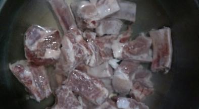 首先把排骨放入冷水锅中，开大火煮开，煮至没有血色