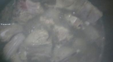 将排骨捞出，用凉水冲洗干净