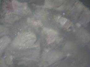 将排骨捞出，用凉水冲洗干净